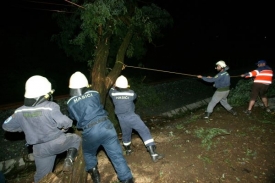 Hašiči odstraňovali popadané větve a odčerpávali vodu ze sklepů.