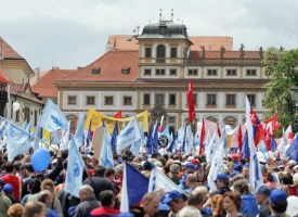 Stávka zatím nehrozí, odbory čekají na vládní prohlášení.