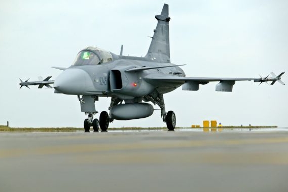 Pilot stíhačky se katapultoval těsně před explozí svého letadla.