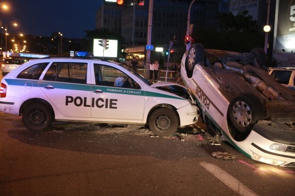Na křižovatce v Praze-Holešovicích se srazila dvě policejní vozidla. 