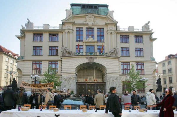 Oprava Nové radnice a nedalekého paláce by měla stát 800 milionů Kč.