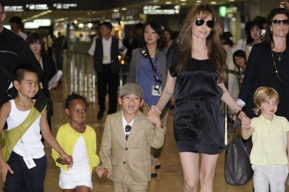 Angeline Jolie s (zprava) Maddoxem, Zaharou, Paxem a Shiloh.