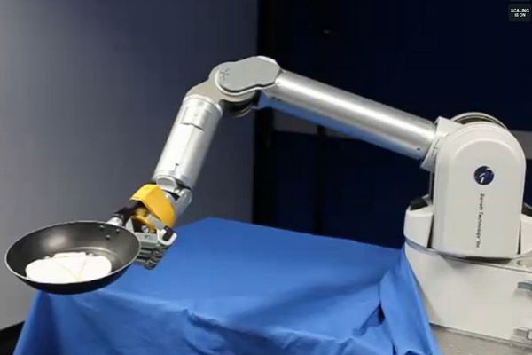 Robot se naučil obracet palačinky metodou pokus-omyl.