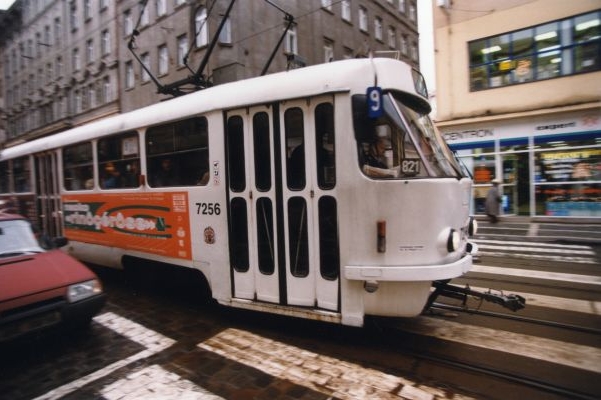 Než si koupíte svačinu, ujedou vám s tramvají.