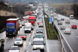 Aut v Česku přibývá. Od roku 2000 je jich o milion víc.