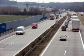 Zavedení mýtného pro osobní auta by státu vyneslo až 12 miliard korun.