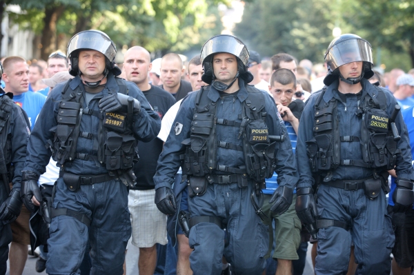 Policie dohlíží na průvod polských fanoušků.