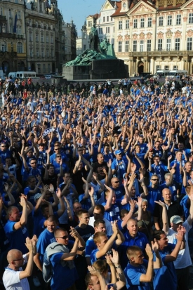 Fanoušci Lechu Poznaň na Staromestském náměstí.