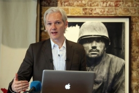Assange na pondělní tiskové konferenci. Assange na pondělní tiskové konferenci.