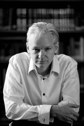 Julian Assange si dává pozor. Julian Assange si dává pozor.