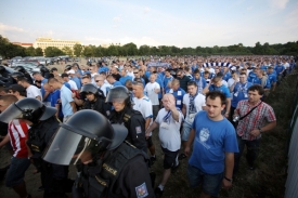 Fanoušci Lechu Poznaň při přichodu na letenský stadion.