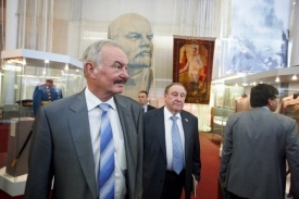 Rusko a nejnověji pohřeb Paumera. Je dobrej, Sobotka, říká Štětina.