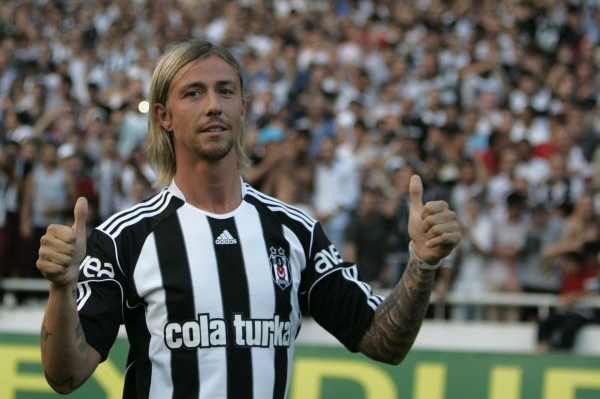 Guti při přivítání v Besiktasi. 