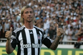 Guti při přivítání v Besiktasi.