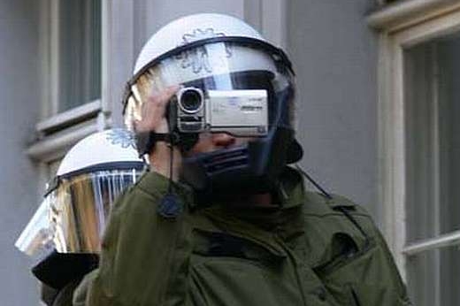 Policejní filmaři při demonstraci v Berlíně.