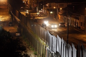 Plot rozdělující městečko Nogales na hranici Arizony a Mexika.