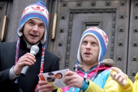 Herci a zpěváci Vojta Dyk a Jakub Prachař (vpravo).