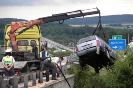 Policisté vyprošťují auto při nehodě na dálnici D5.