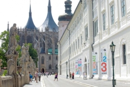 GASK je poblíž chrámu sv. Barbory.