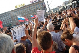 Lidé protestovali proti porušování svobody shromažďování.