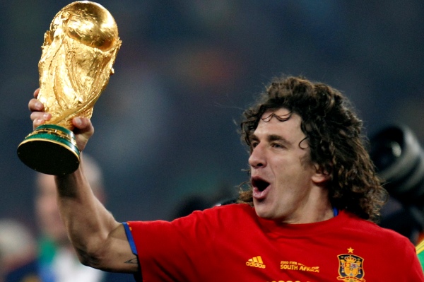 Carles Puyol s pohárem pro světové šampiony.
