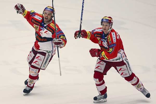 David Hruška (vlevo) v dresu Slavie.