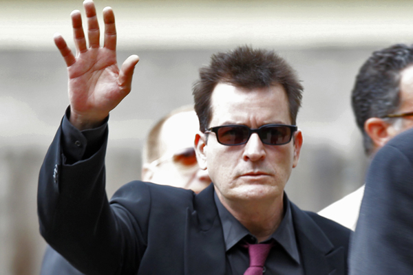 Charlie Sheen míří k soudu kvůli napadení své manželky.