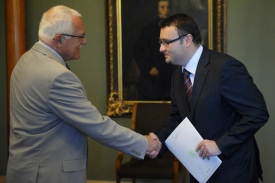 Klaus vítá Drobila na jejich schůzce.