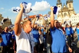 Fanoušci Lechu Poznaň při pochodu Prahou.