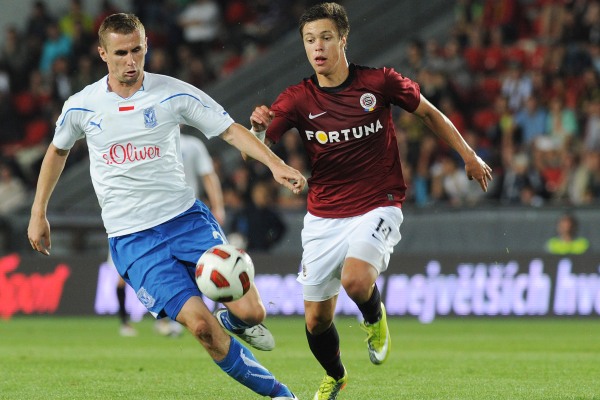 Václav Kadlec (vpravo) v úvodním duelu s Lechem Poznaň.