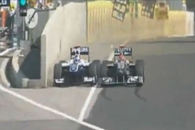 Rubens Barrichello (vlevo) zatlačen ke zdi Michaelem Schumacherem.