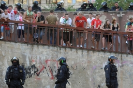 Policie při protestech fanoušků Bohemians a Slavie (ilustrační foto). Policie při protestech fanoušků Bohemians a Slavie (ilustrační foto).
