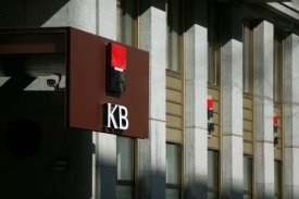 Komerční banka je mezi společnostmi, které nemají akcie na jméno. Komerční banka je mezi společnostmi, které nemají akcie na jméno.