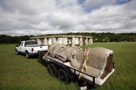 Se Stonehenge II se přestěhují i makety soch z Velikonočního ostrova. Se Stonehenge II se přestěhují i makety soch z Velikonočního ostrova.