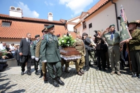 Průvod s rakví Milana Paumera doprovázel potlesk.