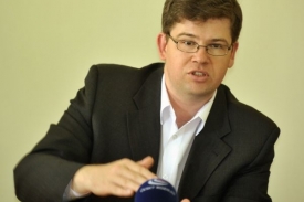 Ministr Pospíšil odhaduje šance na vydání Pitra padesát na padesát.