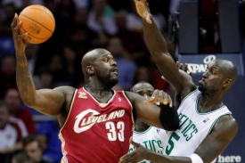 Shaquille O'Neal (vlevo) míří do týmu Bostonu. Shaquille O'Neal (vlevo) míří do týmu Bostonu.