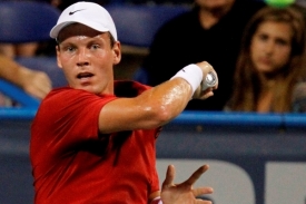 Tomáš Berdych v zápase s Dimitrijem Tursunovem.