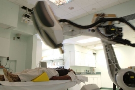 Nový přístroj CyberKnife dokáže ozařovat s velkou přesností.