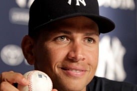 Alex Rodriguez s míčkem, který jako 600. v kariéře odpálil za plot.