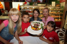 Kateřina Brožová s dcerou Kačenkou (vlevo) a Tereza Kostková.