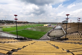 Chátrající stadion na Strahově.