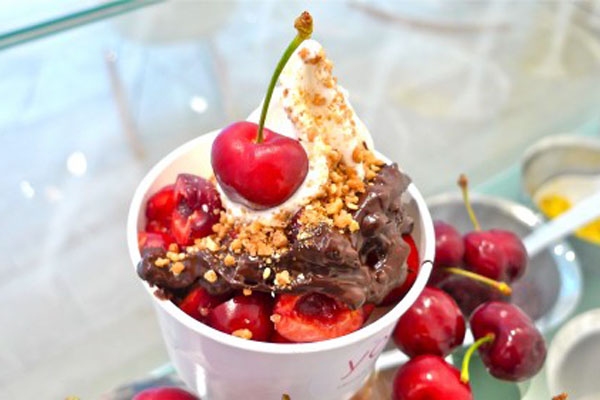 Frozen Yoghurt s čerstvými třešněmi od berlínské firmy Yoli.
