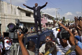 Jean se svými fanoušky na Haiti.