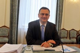 Premiér Nečas chce s odbory o škrtech jednat.
