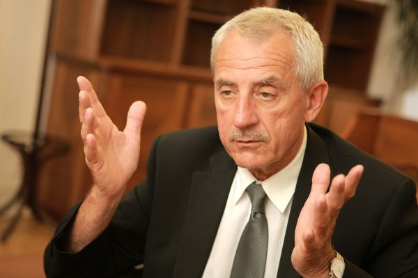Ministr Heger chce zamezit lékařským úplatkům. Ministr Heger chce zamezit lékařským úplatkům.