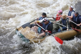 Raft s pěti lidmi na se převrátil, jedna dívka je mrtvá.