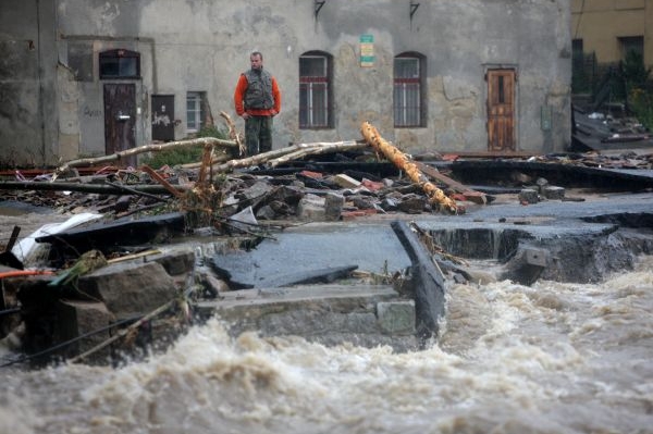 Řeky začínají klesat a odkrývají škody, které napáchaly.