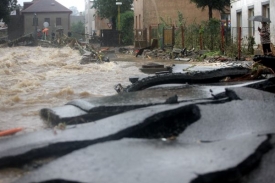 Doprava je kvůli zničeným silnicím v regionu velmi komplikovaná.