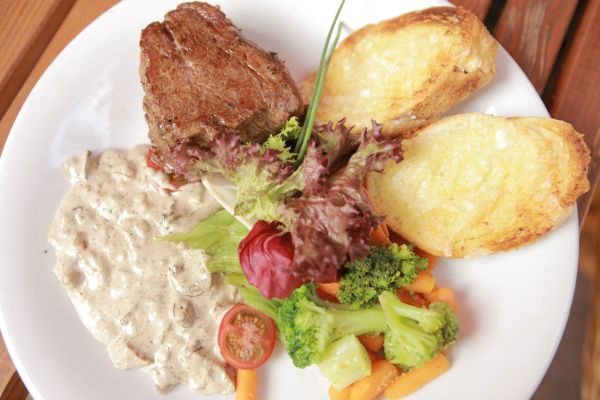 Steak Piemont s hříbky na smetaně.